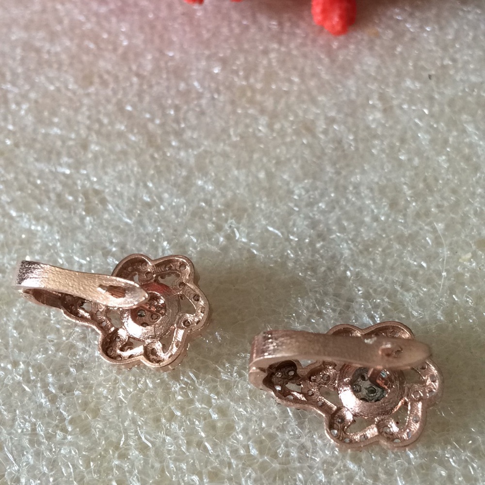 Rose gold flower topaz earring - Picture 3 of 5